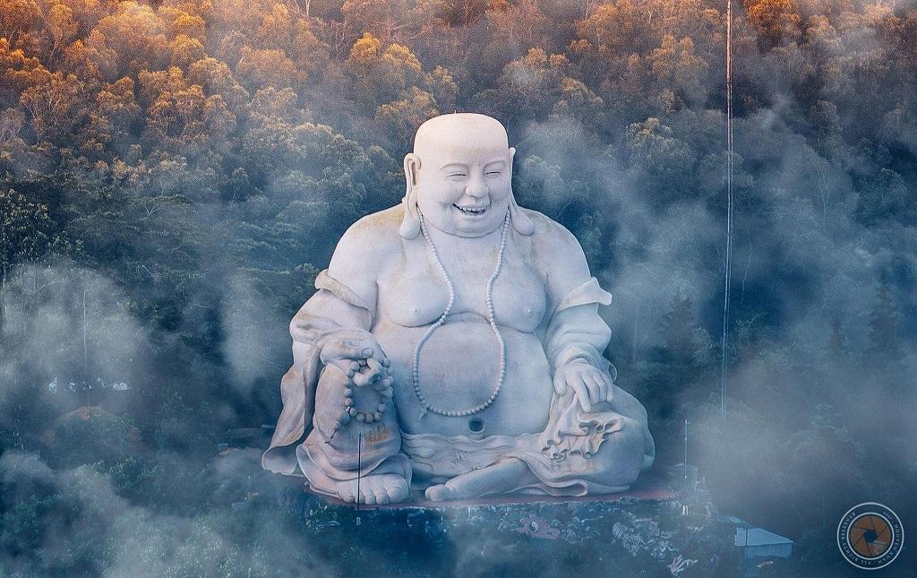 Hình 1 Tượng Phật Di Lặc lớn nhất trên đỉnh núi ở châu Á