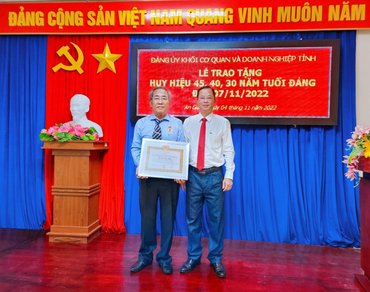 Đảng viên Tập đoàn Sao Mai vinh dự nhận Huy hiệu 45 năm tuổi Đảng