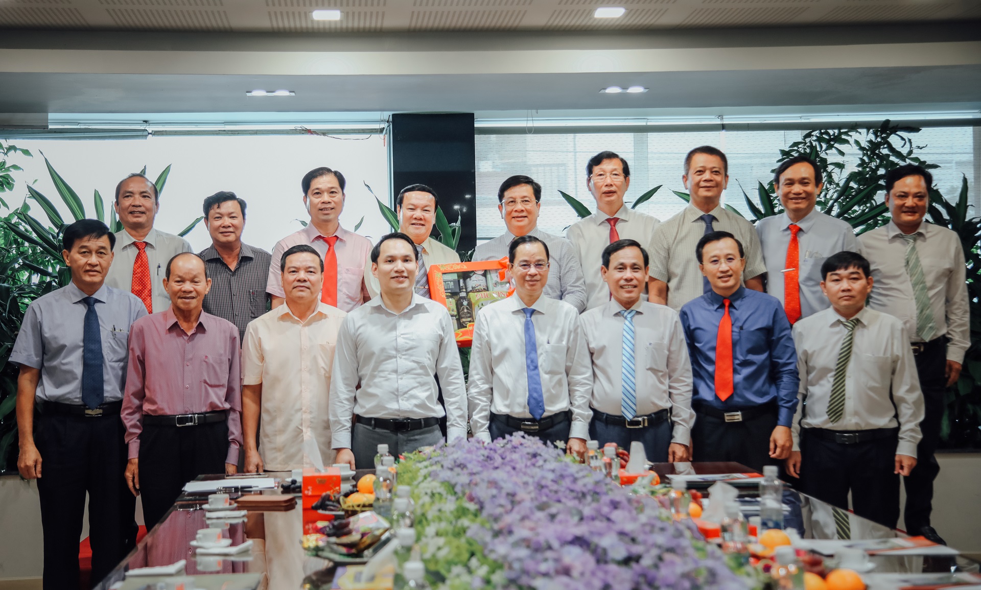 AN GIANG PROVINCIAL PEOPLE'S COMMITTEE CHAIRMAN HO VAN MUNG VISITS AND CONGRATULATES SAO MAI GROUP ON VIETNAMESE ENTREPRENEURS' DAY